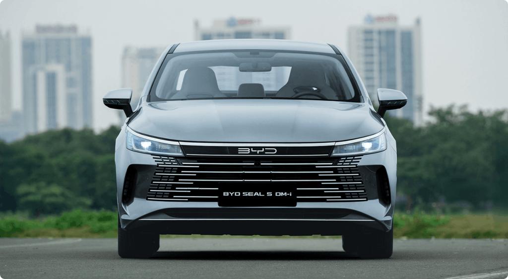 Sedan DM-i: đi làm bằng điện, đi xa bằng xăng